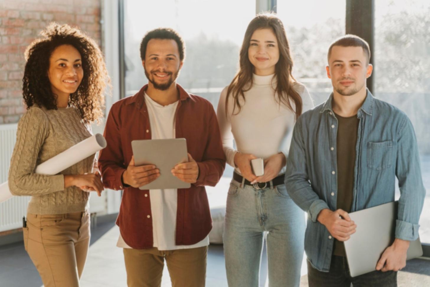 Grupo de personas trabajando en planificación financiera
